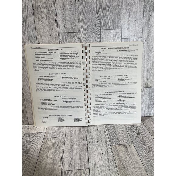 Christmas Favorites The Holiday Handbook Decorating Entertaining Recipes - Picture 8 of 9